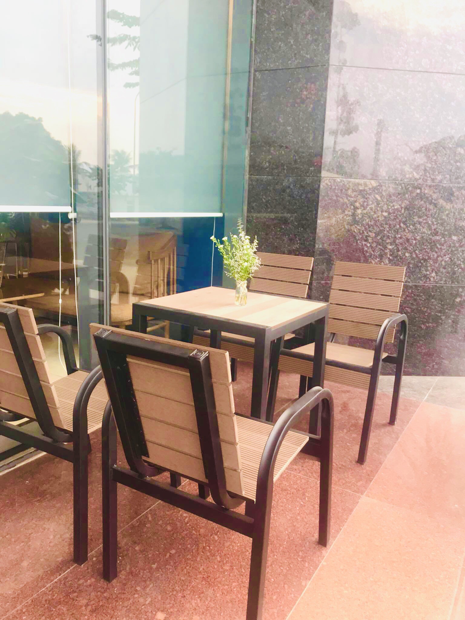 Bàn ghế sân vườn làm bằng vật liệu gỗ nhựa composite